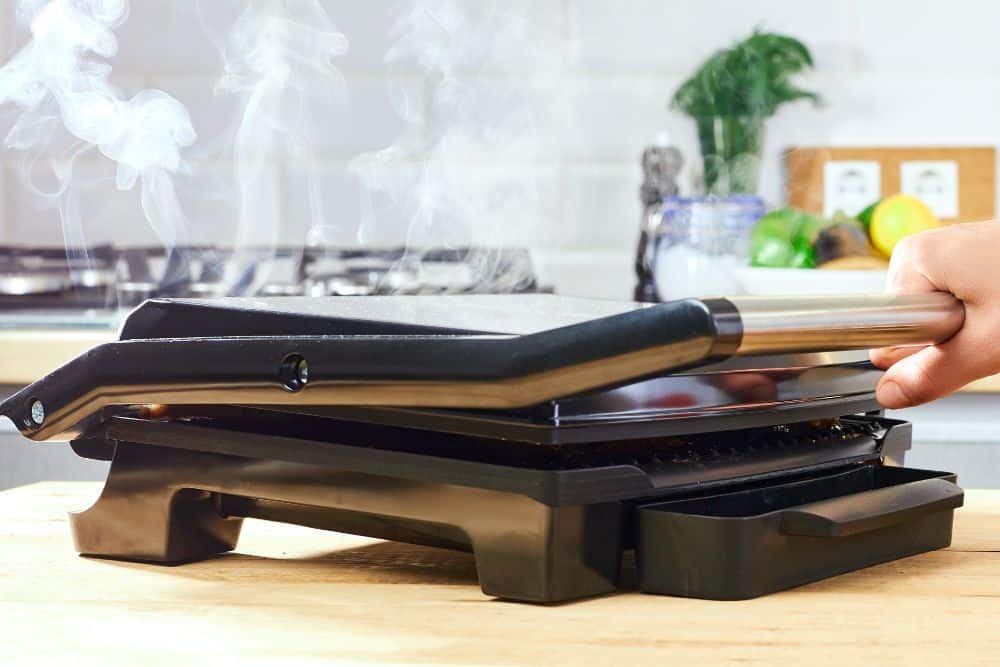 Electric-grill-on-counter